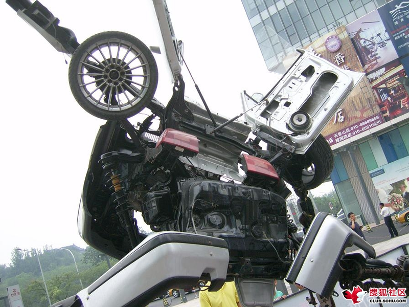 Illustration for article titled VW Passat-a-Bot Transformer Attacks Beijing Mall